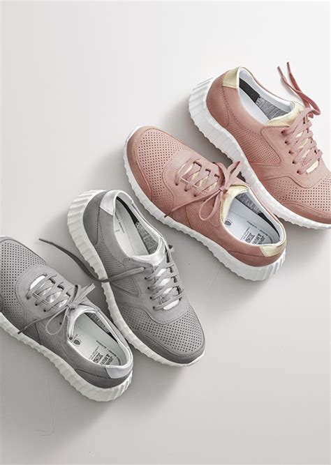 Womens Sneakers, Clothing & Accessories